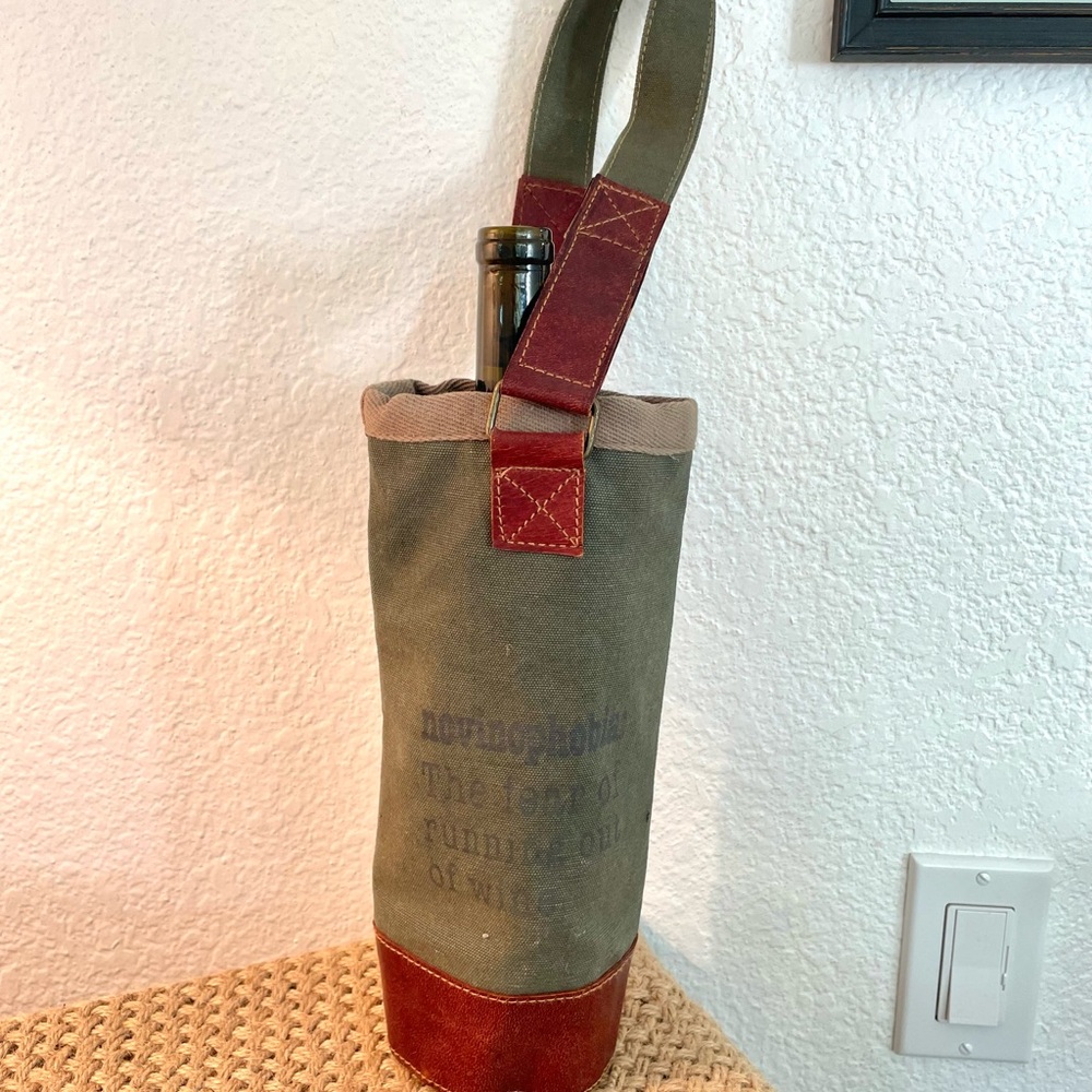 Mona B Waxed Wine Carrier with “Novinophobia”
